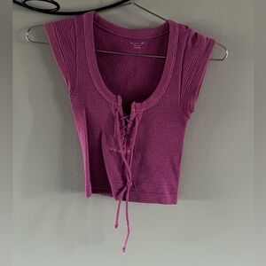 URBAN OUTFITTERS berry cropped shirt